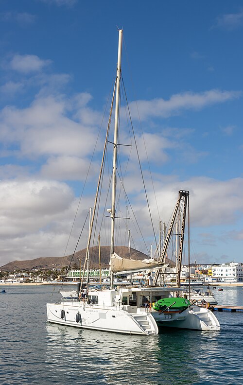 Un catamarán Lagoon 42 amarrado en puerto